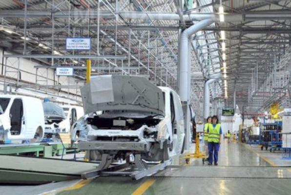 Ford va concedia câteva sute de angajaţi